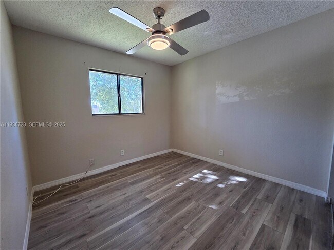 Building Photo - 121 San Remo Blvd