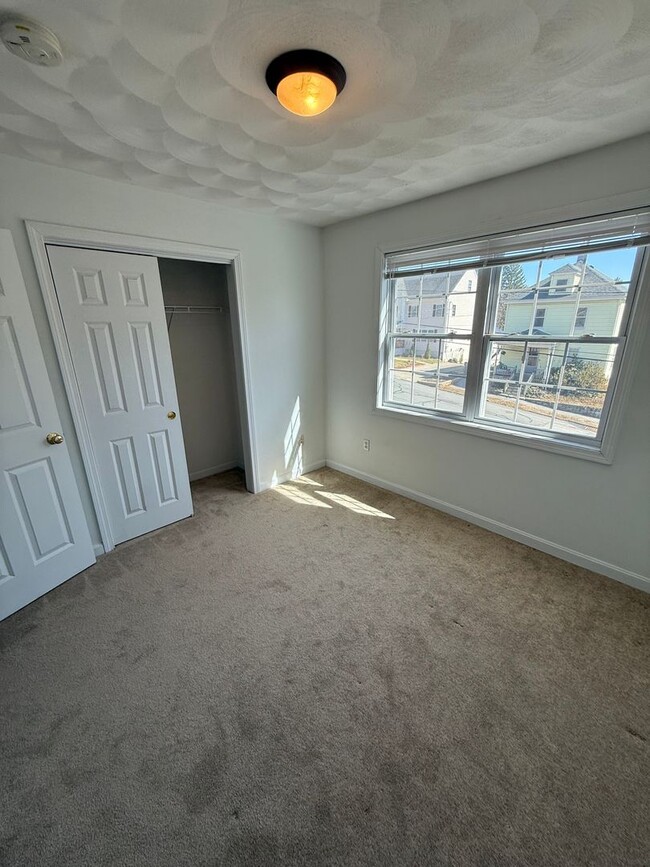 Building Photo - spacious three-bedroom townhouse!