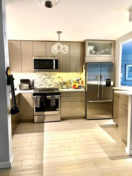 Building Photo - 129 E Bellevue Pl