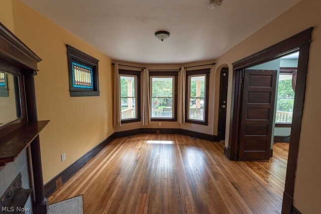 Building Photo - 1362 W 59th St