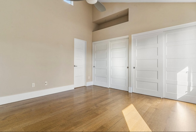 Building Photo - 13 Year "Young" 3 Bed, 3 Bath Contemporary Home- Steps to University Ave!