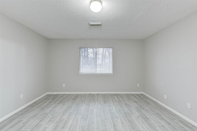 Building Photo - 7815 Barnhill Dr