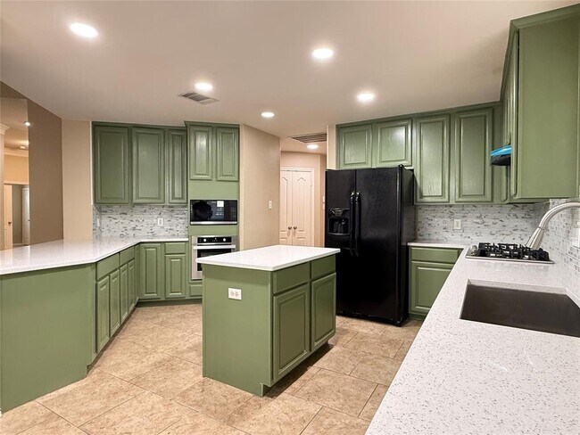 Building Photo - 10013 Valona Dr