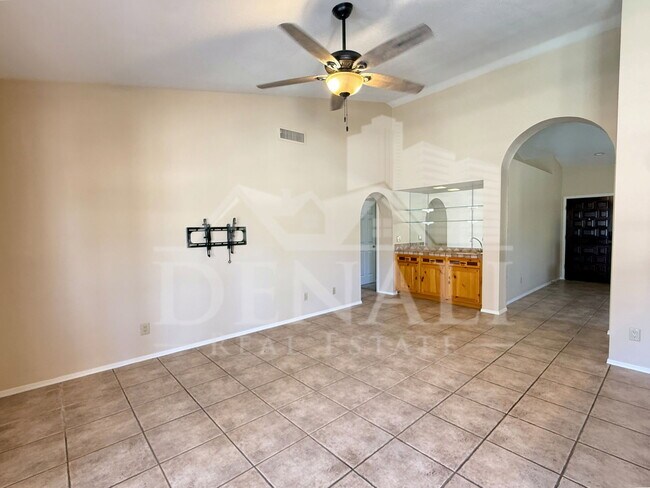 Building Photo - 1211 E Drake Dr