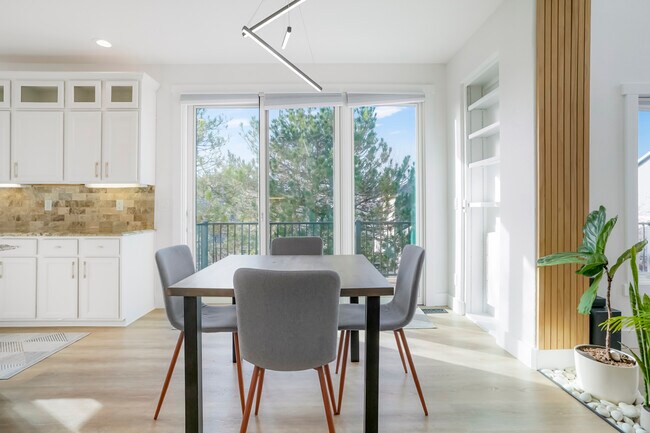 Building Photo - Robb Way