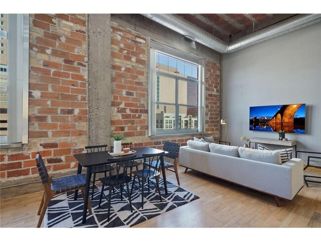 Building Photo - 521 S 7th St