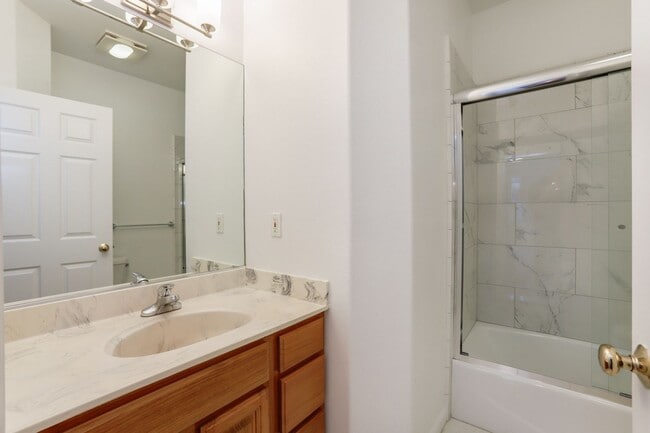 Building Photo - Spacious 3 Bed / 2 Bath Flat with garage parking in Outer Richmond. YouTube tour!