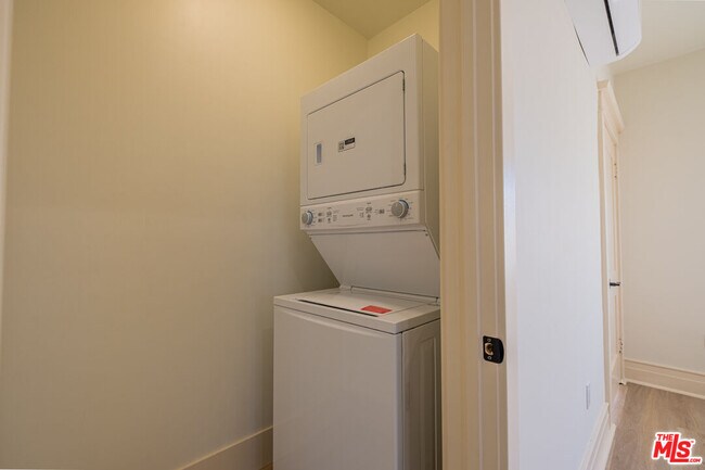 Building Photo - 216 N Catalina Ave