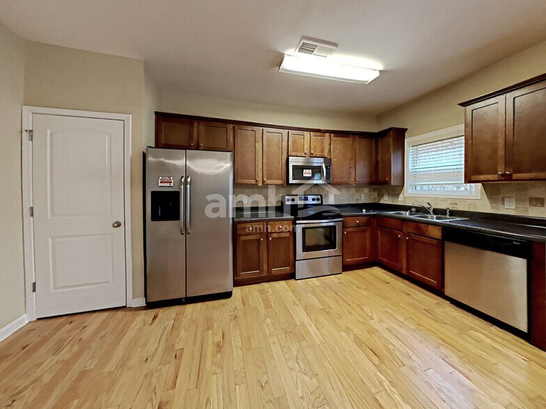 Building Photo - 507 Round Rock Trl