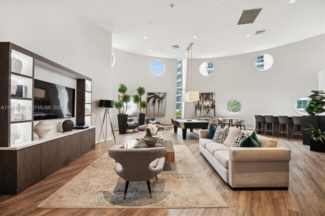 Building Photo - 6000 Collins Ave