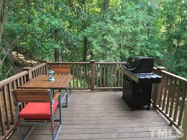 Building Photo - Beautifully Updated Townhome in Prime Carrboro Location – Walk to Downtown & Weaver Street Market