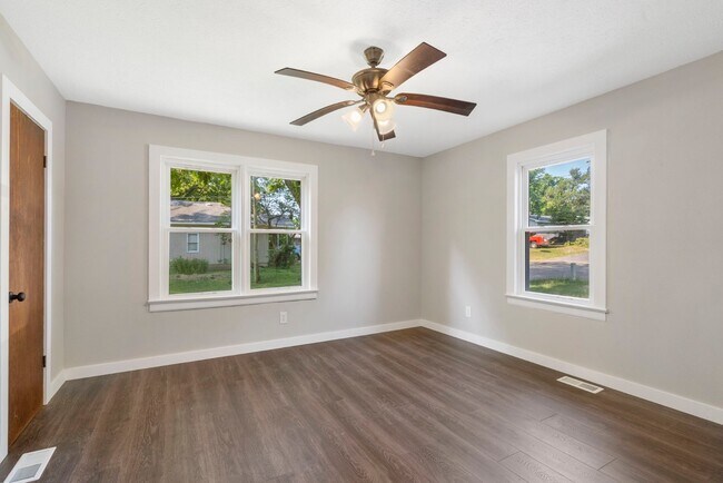 Building Photo - 2100 N Nettleton Ave