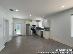 Building Photo - 2615 S Flores St