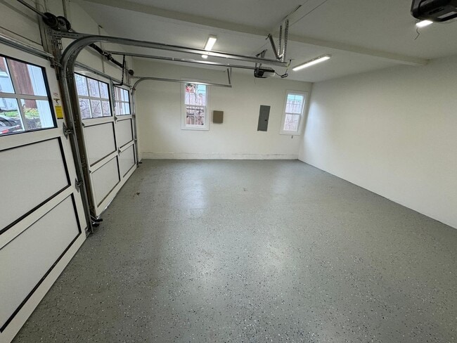 Building Photo - Fully Renovated 4 Bed Home w/ Fenced Backyard, W/D's in Unit.