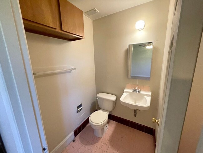 Building Photo - Cozy 1-Bedroom Available in Woodlawn