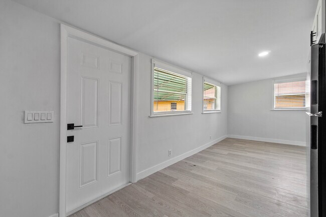 Building Photo - 137 SW 9th Ave