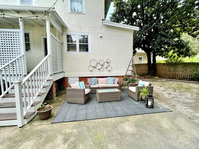 Building Photo - Charming Larchmont 4 Bedroom - 2 Sun Rooms...