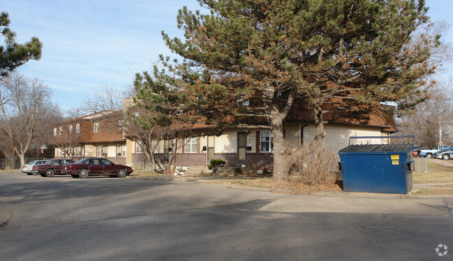 Building Photo - Pine Tree Townhomes