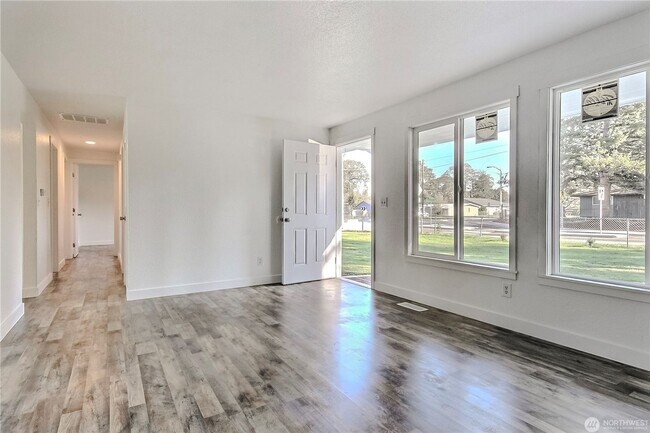 Building Photo - Huge fenced yard 3 Bedroom Fresh remodel