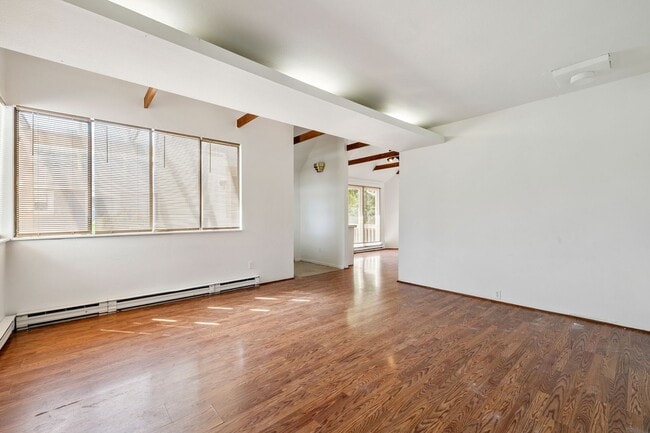 Building Photo - Northgate/Roosevelt Three Bedroom Rambler