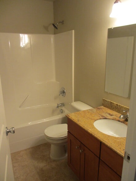 Building Photo - 472 SE Oak St