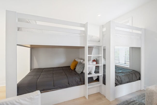 Building Photo - 31 Sarah St