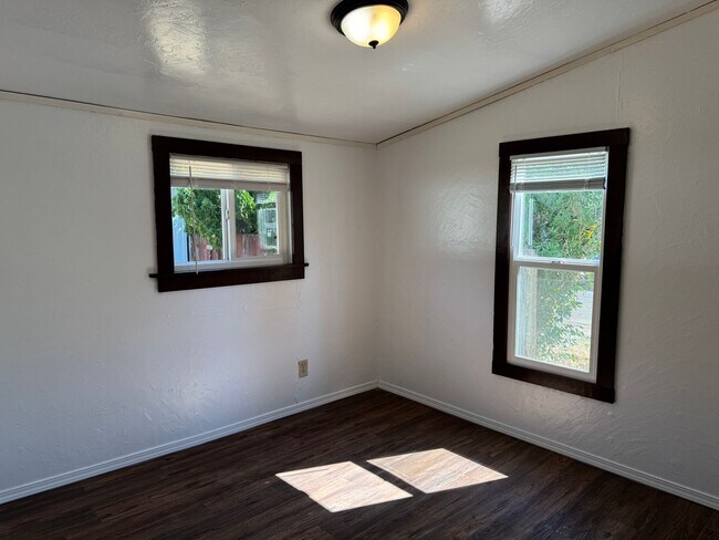 Building Photo - Charming 2-bedroom, 1-bath home in Cottage Grove!