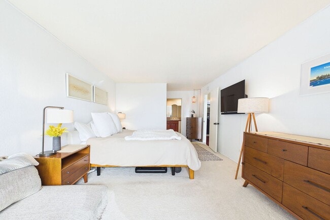 Building Photo - Rarely available Redwood Heights townhome with sweeping views of Oakland and San Francisco.