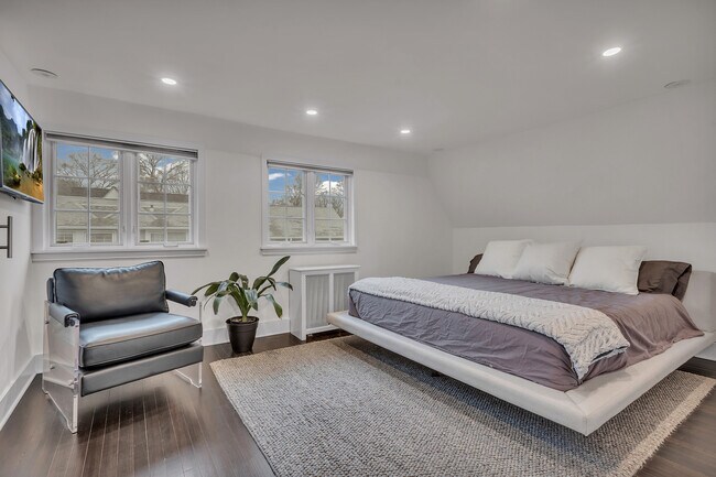 Building Photo - 42 Tanglewylde Ave