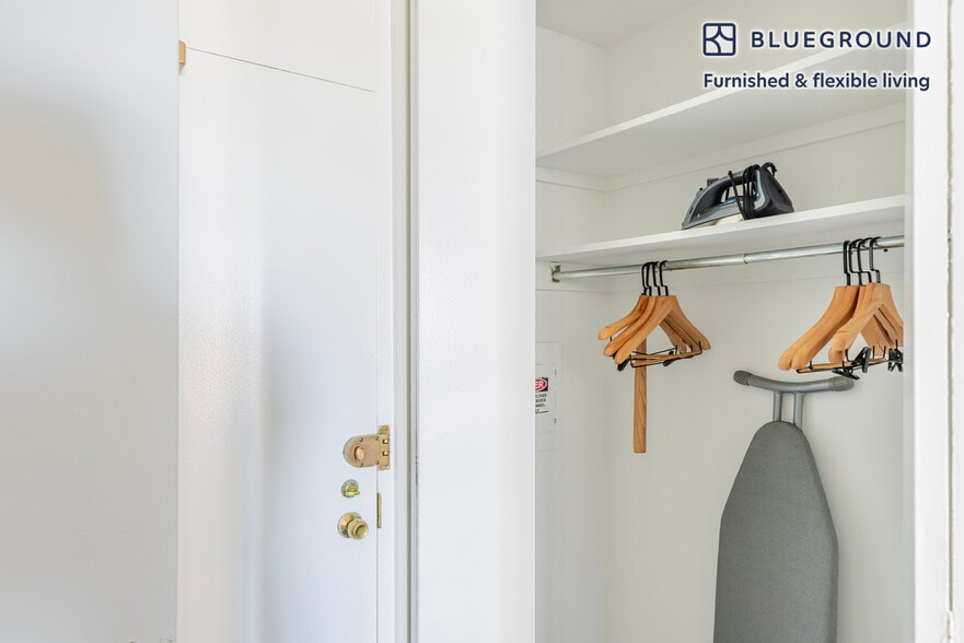 Building Photo - 3450 N Lake Shore Dr