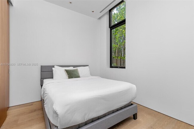 Building Photo - 825 E Dilido Dr