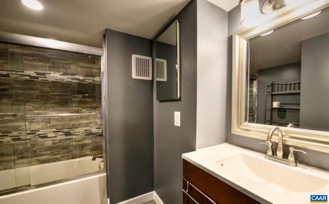 Building Photo - 221 Azalea Dr