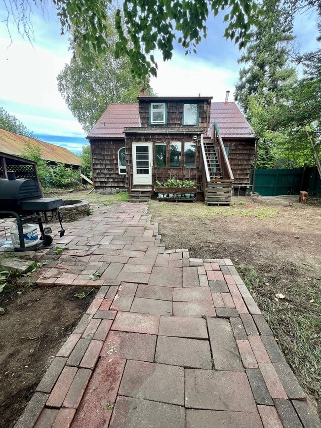 Building Photo - Downtown Home in Fairbanks!!