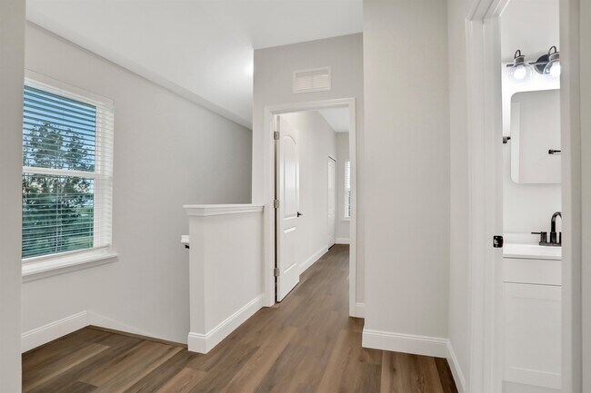 Building Photo - 524 Arricola Ave