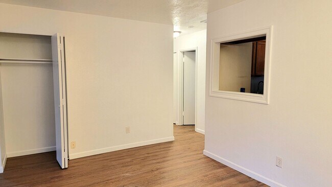 Building Photo - Freshly renovated, bright, and spacious, o...