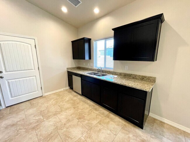 Building Photo - Centrally Located 3BR Home Near Airway Ave | Granite Kitchen, 2-Car Garage & Fenced Yard!