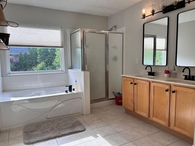 Building Photo - 5643 Glen Brook
