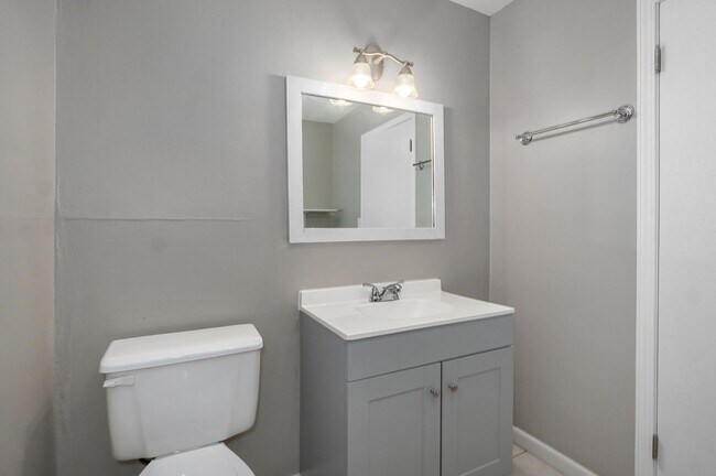 Building Photo - Adorable 3 bedroom, 1.5 bathroom home!