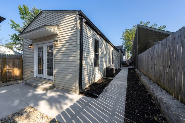Building Photo - 513 Pershing Ave