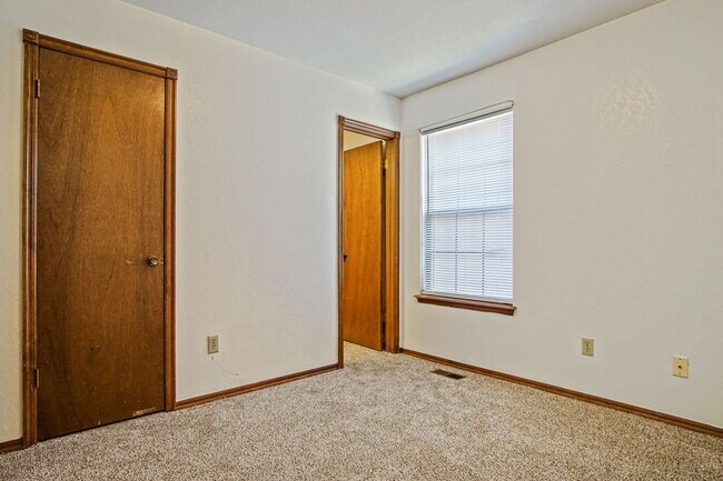 Building Photo - 8910 Oak Valley Dr