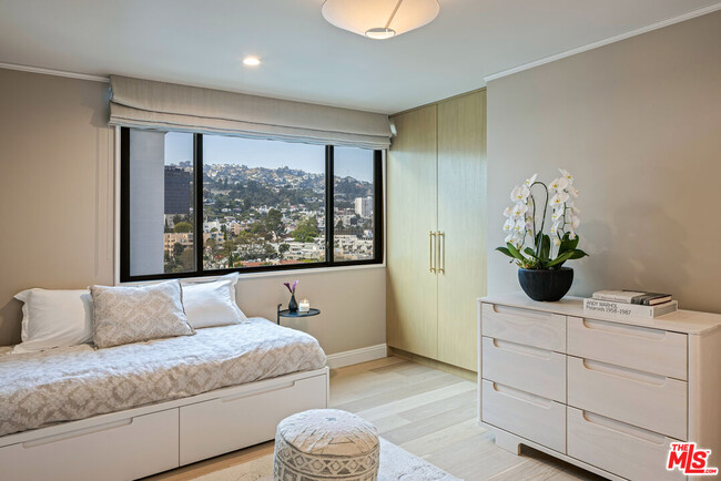 Building Photo - 818 N Doheny Dr
