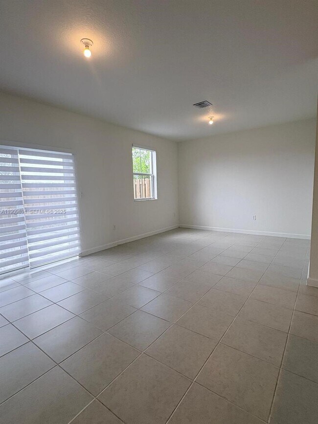 Building Photo - 2490 SE 29th St