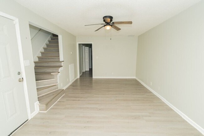 Building Photo - 615 Doane Dr
