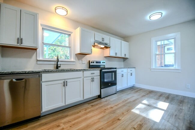 Building Photo - 4126 Sylvan Dr