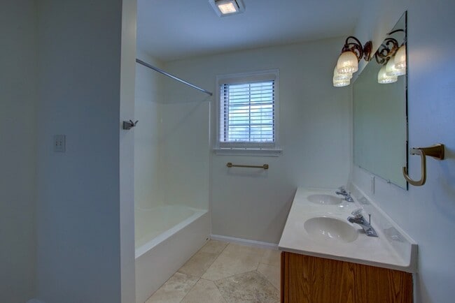 Building Photo - 103 Black Oak Dr