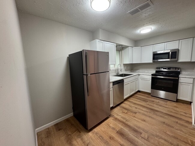 Building Photo - 610 Bremer Dr