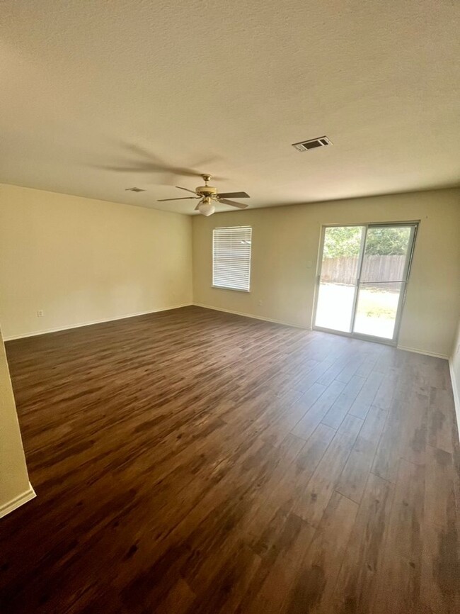 Building Photo - Beautiful 3/2 with almost 1800 square feet...