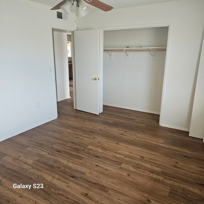 Building Photo - 9845 N 105th Dr