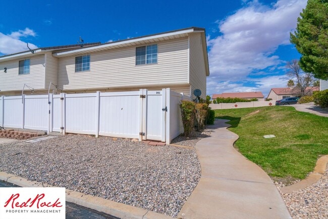 Building Photo - 2 Bedroom Townhome Available