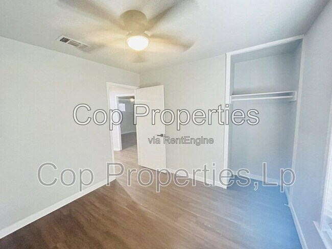 Building Photo - 2914 Greenacres St